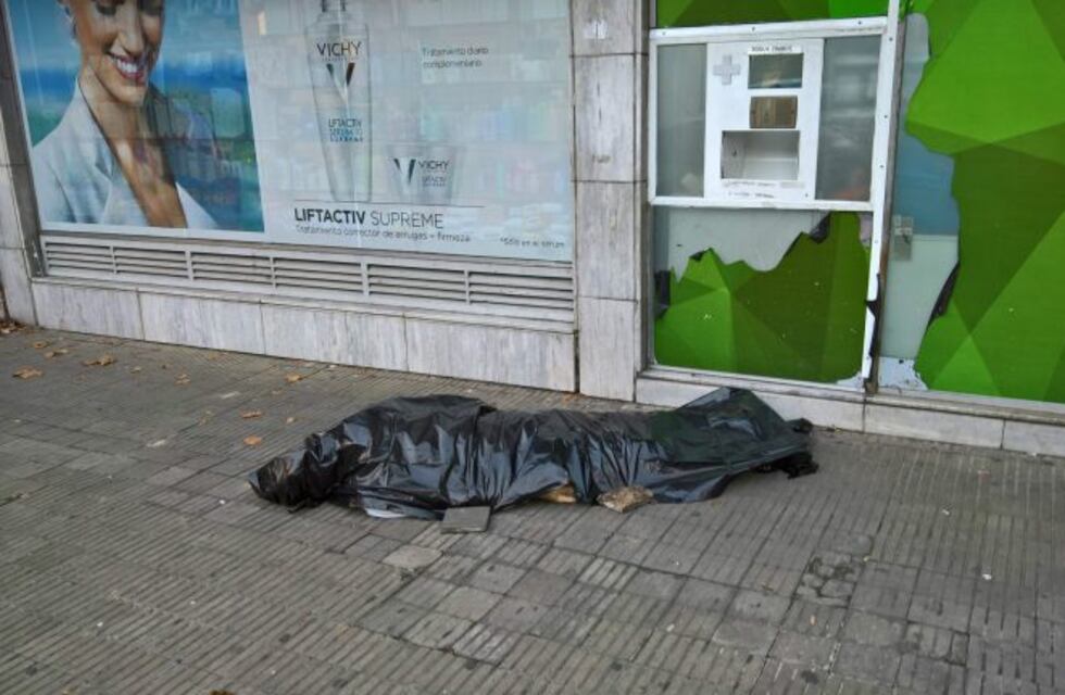 Encontraron el cadáver de un hombre frente a una farmacia del centro