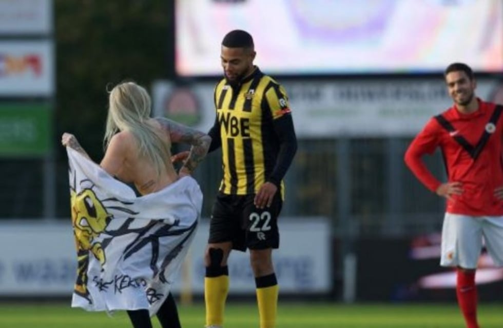 Contrataron a una stripper para demorar el partido y perdieron