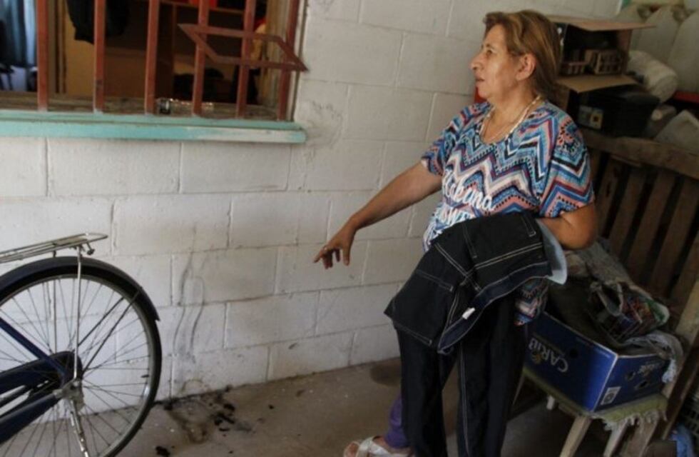 Lo detuvieron por golpear a su pareja, pero sus padres dicen que es "inocente"