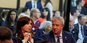 Cristina Kirchner y su abogado, Carlos Beraldi. (AP)