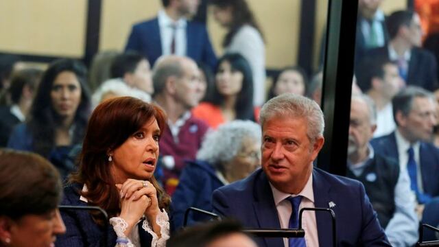 Cristina Kirchner y su abogado, Carlos Beraldi. (AP)