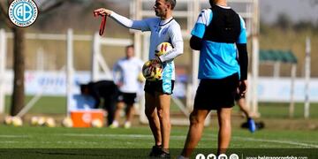 El entrenador de Belgrano no pierde detalle del rival de turno\u002E