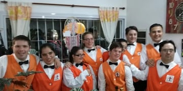 Los anfitriones del Hostel Albergo Ético Argentina, en su día de inauguración. (Foto: archivo).