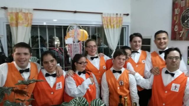 Los anfitriones del Hostel Albergo Ético Argentina, en su día de inauguración. (Foto: archivo).