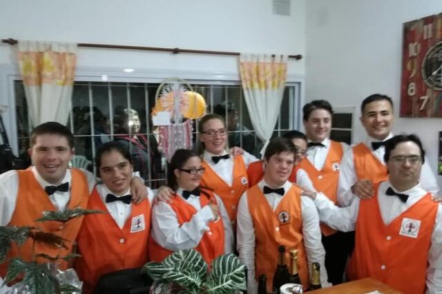 Los anfitriones del Hostel Albergo Ético Argentina, en su día de inauguración. (Foto: archivo).