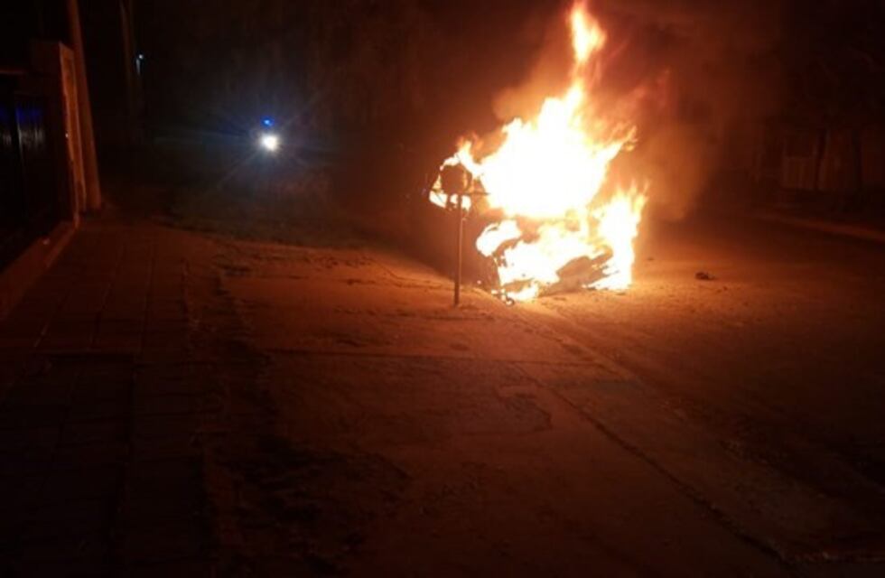 Bahía: se le prendió fuego el auto mientras manejaba