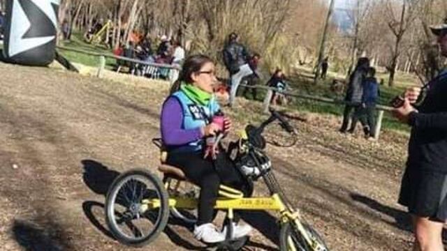 La corredora de ciclismo adaptado formo parte de una cruzada solidaria que convocó a decenas de ciclistas de la provincia.