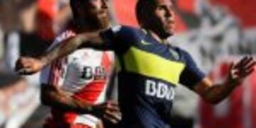 River Plate's midfielder Leonardo Ponzio, left, fights for the ball with Boca Juniors' forward Carlos Tevez during a local tournament soccer match in Buenos Aires, Argentina, Sunday, Dec. 11, 2016.(AP Photo/Natacha Pisarenko)