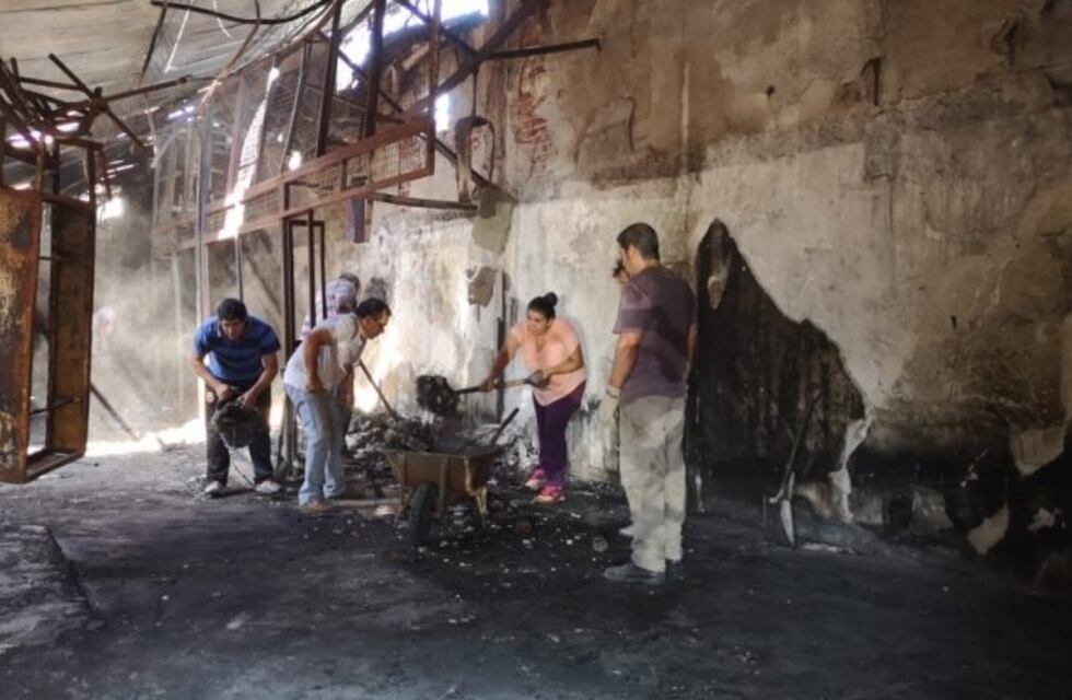 Puesteros ingresaron al limpiar el predio incendiado con peligro de derrumbe