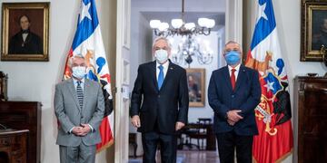 AME6595\u002E SANTIAGO (CHILE), 13/06/2020\u002E- Fotografía cedida por la Presidencia de Chile del presidente de Chile, Sebastián Piñera (i), posando con el nuevo ministro de Salud, Enrique París (i), y el extitular de dicha cartera, Jaime Mañalich, durante la toma de posesión de París este sábado en el Palacio de La Moneda en Santiago (Chile)\u002E EFE/PRESIDENCIA DE CHILE / SOLO USO EDITORIAL/NO VENTAS