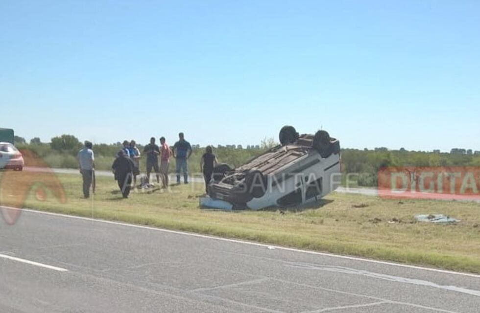 Un hombre debió ser hospitalizado tras volcar con su vehículo en la autopista a Santa Fe