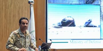 El coronel saudí Turki bin Saleh al-Malki habla durante una conferencia de prensa en Riad el 18 de septiembre de 2019, luego de los ataques del fin de semana en las instalaciones de Saudi Aramco en Abqaiq y Khurais\u002E Crédito: Photo by Fayez Nureldine / AFP\u002E