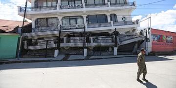 GU5004\u002E TACANÁ (GUATEMALA), 08/09/2017\u002E- Vista de un edificio de oficinas que se hundió durante un terremoto cerca de la frontera entre Guatemala y México hoy, viernes 8 de septiembre de 2017, en el municipio de Tacaná, departamento de San Marcos, a 320 kilómetros de la Ciudad de Guatemala (Guatemala)\u002E Al menos siete réplicas de grandes magnitudes han seguido al terremoto que sacudió la noche del jueves Guatemala y que tuvo su epicentro en el Océano Pacífico mexicano con una magnitud de 8,2 en la escala de Richter, informaron hoy las autoridades\u002E EFE/Esteban Biba