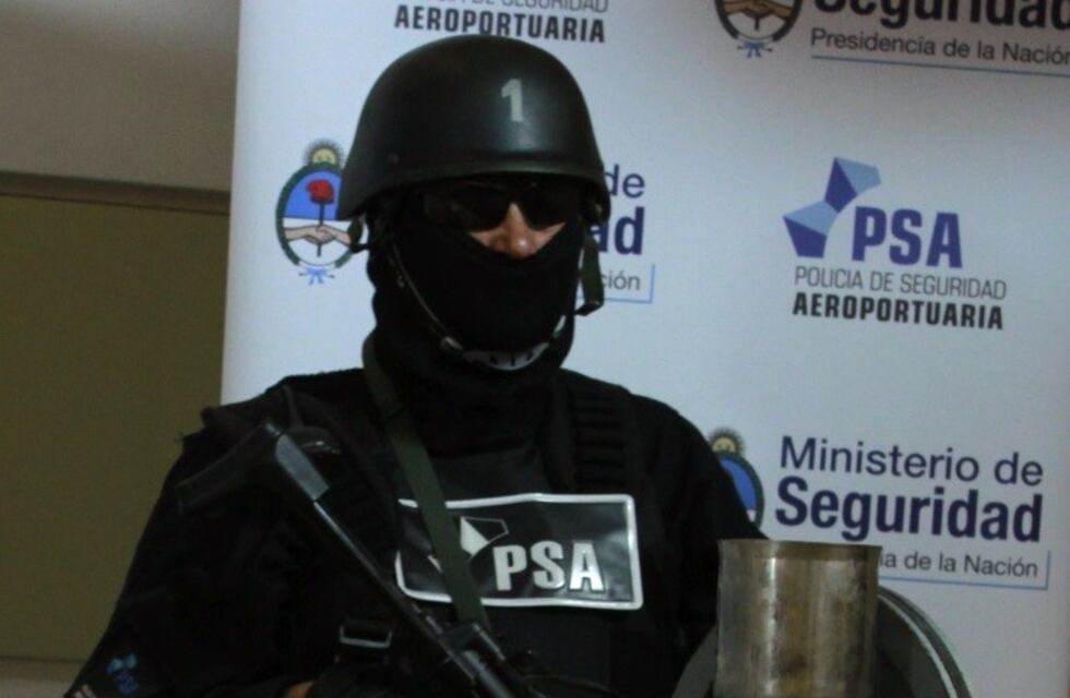 Libros peligrosos: la curiosa excusa de la PSA para demorar a una mujer en el aeropuerto