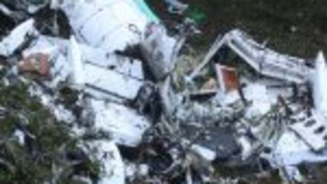CLAIMA20161206_0383   Los restos del aviu00f3n de Lamia, tras estrellarse en cercanu00edas del aeropuerto de Medellu00edn. (AP)