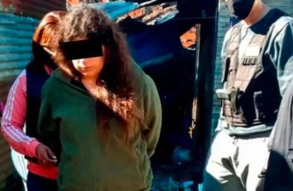 Detuvieron a una mujer por quemar a sus hijos con agua hirviendo y permitir que su pareja los violara