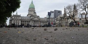 Gastaron 23 millones de pesos para arreglar la plaza del Congreso y quedó destruida (Foto: Rolando Andrade Stracuzzi)