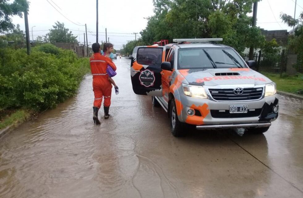 Bomberos Voluntarios evacuó a 16 personas por las lluvias en Arroyito