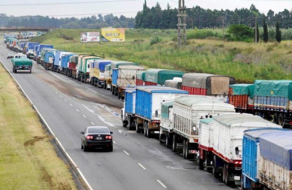 Cosecha gruesa: ausencia de controles de tránsito pese al desborde de camiones