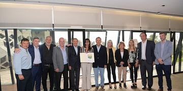 Natalia de la Sota recibió el diploma de reconocimiento de la DAIA a su padre\u002E