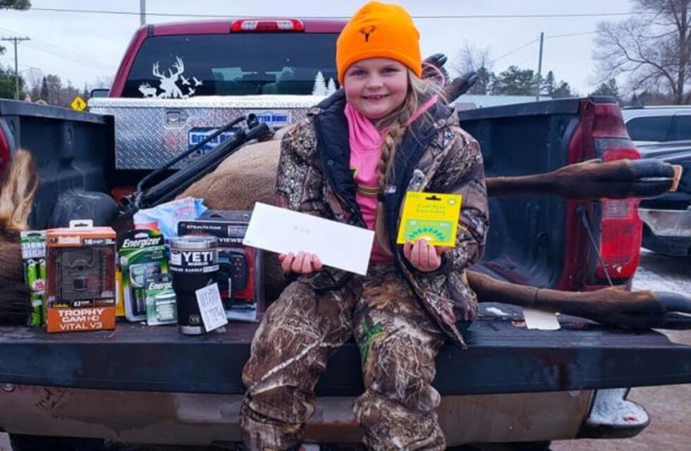 Una nena de 8 años derribó a un alce con un rifle y su padre publicó las fotos orgulloso