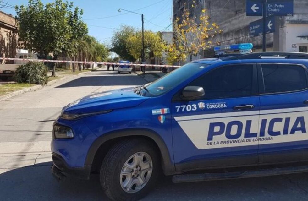 Balean en Alberdi a una nena de 2 años que caminaba de la mano con su papá