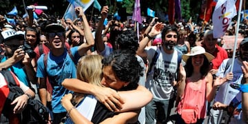 Miles de personas festejaron en la puerta de la Legislatura de Mendoza\u002E (Andres Larrovere / AFP)