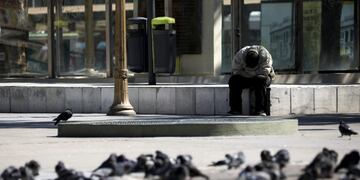 A homeless man sits at a square during a government-ordered lockdown to curb the spread of the new coronavirus in Buenos Aires, Argentina, Tuesday, April 14, 2020\u002E (AP Photo/Natacha Pisarenko) pobreza hombre en situacion de calle