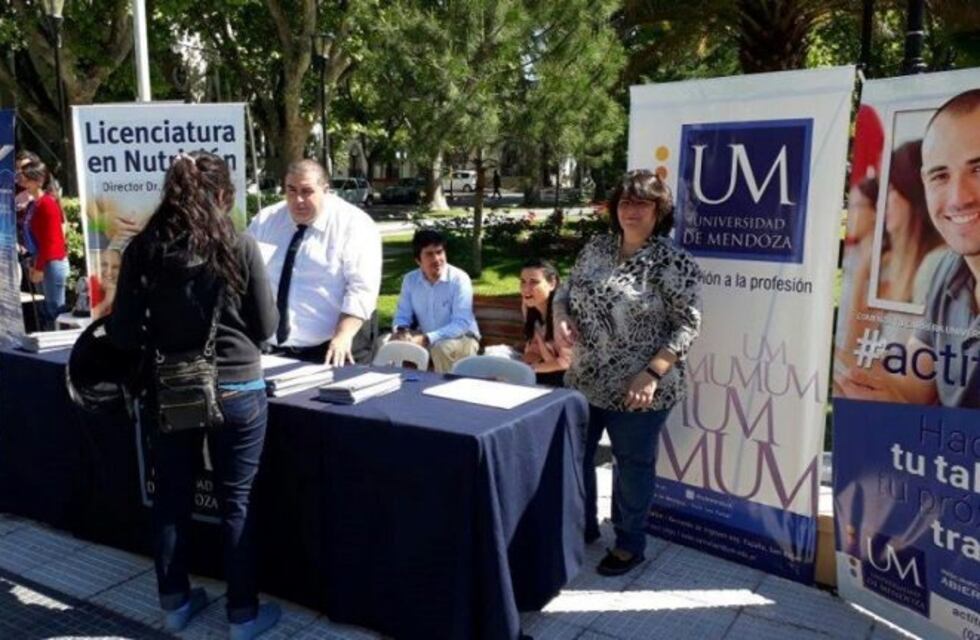 Universidades y terciarios salen a la calle para atraer estudiantes