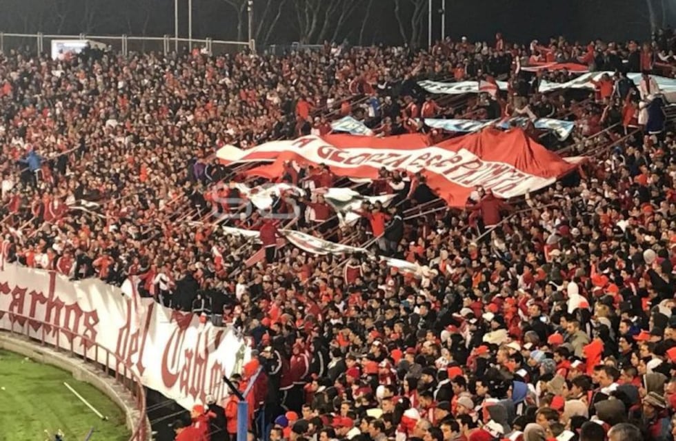 Los hinchas de River le robaron una bandera a los de Instituto