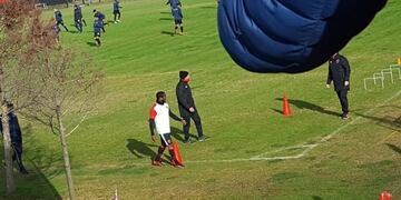 El goleador rojinegro no pudo completar la hora de juego en Bella Vista\u002E (@agusacossta)