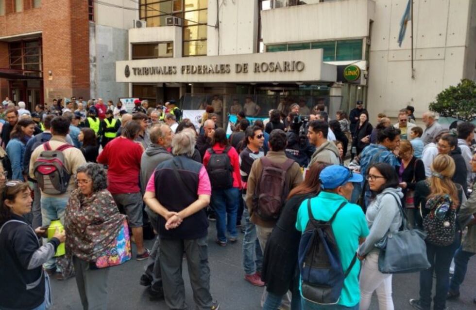 Reportera gráfica denunció amedrentamiento durante una cobertura frente a la Cámara Federal de Apelaciones