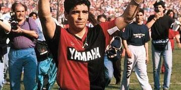 Cumple 25 años una histórica jugada de Maradona con la camiseta leprosa\u002E (Archivo)