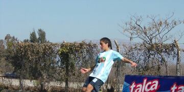 Cintia Rojo le pega de lleno a la pelota\u002E