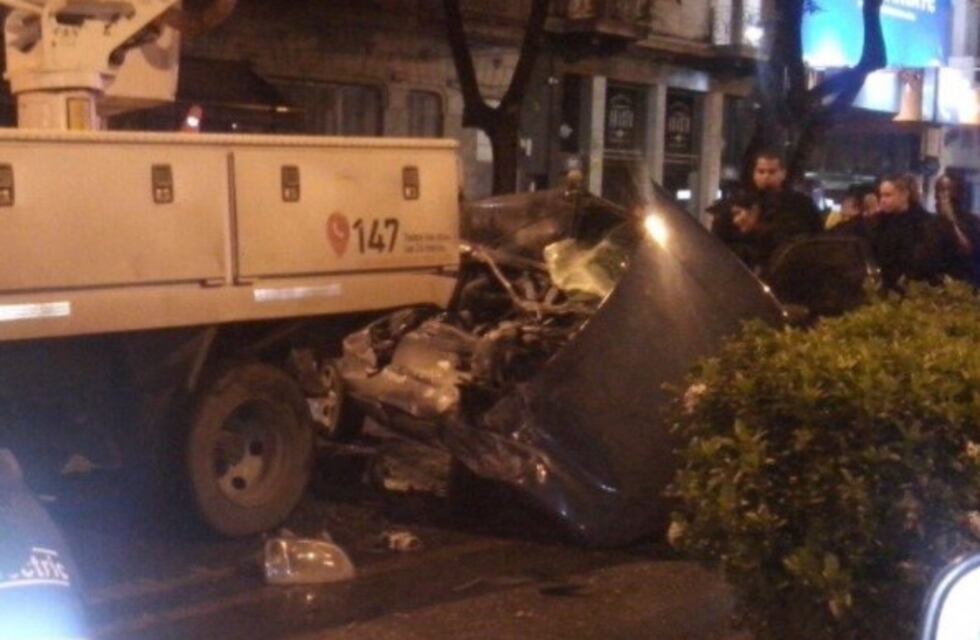 Auto se incrustó en un camión de alumbrado y su conductor murió