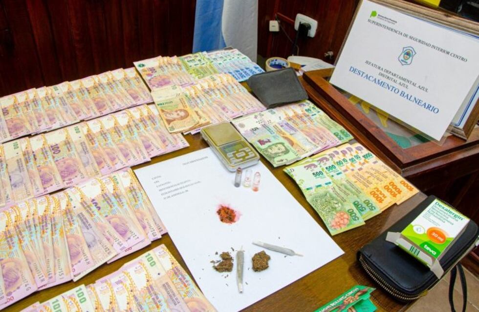 Detuvieron a tres personas con marihuana y dinero