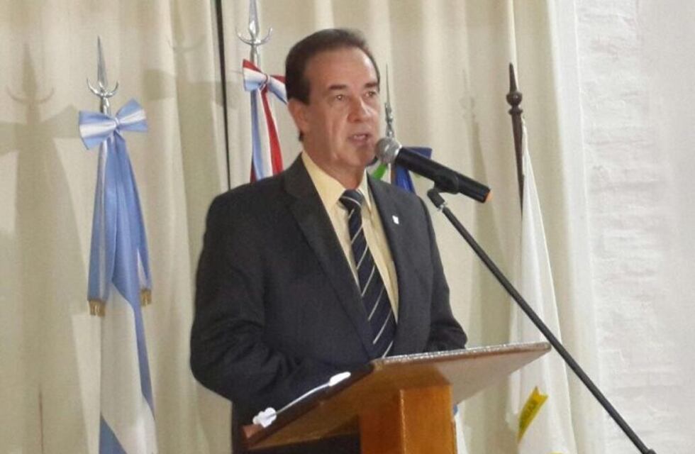 Polémica por el baile de dos strippers con el afiche de un senador de fondo