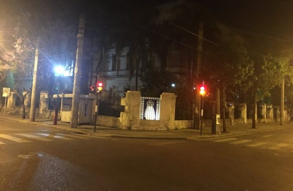 Murió motociclista tras chocar en una esquina y denuncian que el semáforo no funcionaba