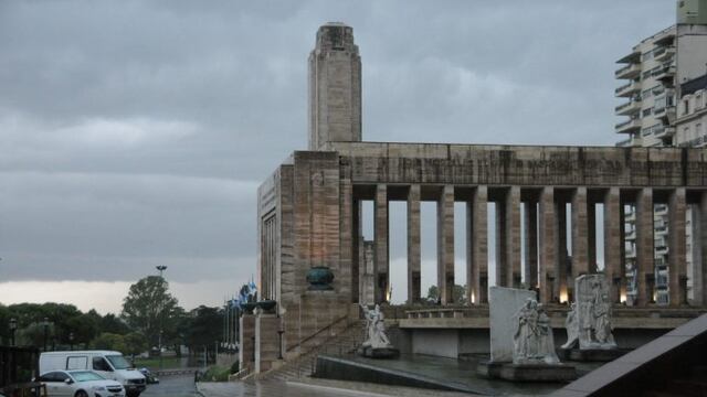 La ciudad amanece nublada
