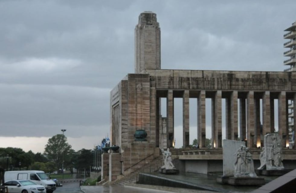 Pronostican un domingo con chaparrones sobre Rosario tras un amanecer helado