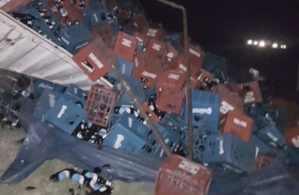 Llamen al delivery: un camión que llevaba cerveza volcó en la autopista Rosario-Santa Fe