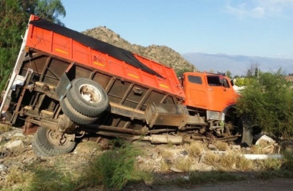 Chilecito: un conductor tucumano volcó con su camión y resultó ileso