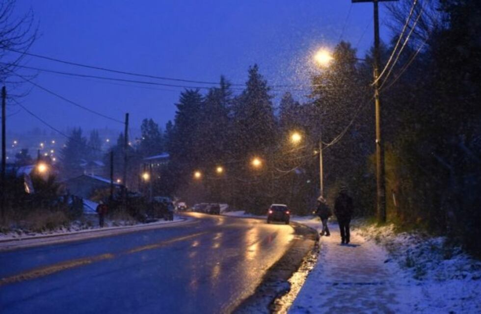 Cortes de energía y rutas mojadas por las nevadas de esta mañana