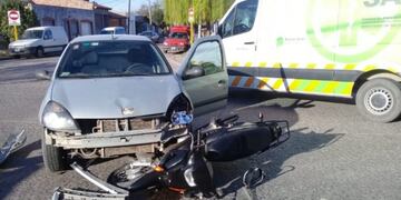 Choque entre una moto y auto