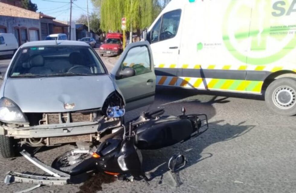 Una motociclista herida tras chocar contra un auto