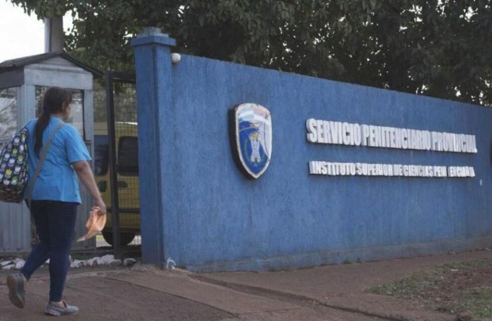 Un penitenciario chocó a tres vehículos e intentó escapar, pero no se lo permitieron