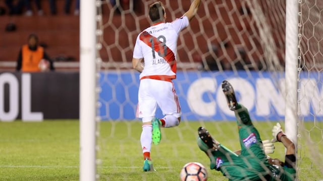 ARQ03. AREQUIPA (PERu00da), 18/05/2017.- Lucas Alario (i) de River Plate celebra luego de anotar contra Melgar durante un partido por la fase de grupos de la Copa Libertadores disputado hoy, jueves 18 de mayo de 2017, en el Estadio Monumental de la UNSA de la ciudad de Arequipa (Peru00fa). EFE / Ernesto Arias