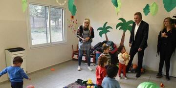 Gay visitó la sede Mamás Cuidadoras de Los Cerritos