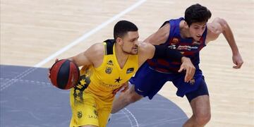 Leandro Bolmaro en la derrota del Barcelona