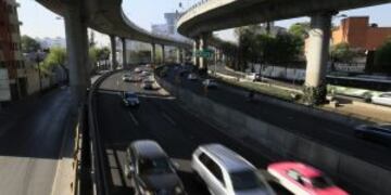 MEX52. CIUDAD DE Mu00c9XICO (Mu00c9XICO), 05/04/2016.- Vista del tru00e1nsito vehicular hoy, martes 5 de abril de 2016, en Ciudad de Mu00e9xico. Buena parte del Valle de Mu00e9xico despertu00f3 hoy con una calidad del aire entre mala y regular el du00eda en que arrancu00f3 la restricciu00f3